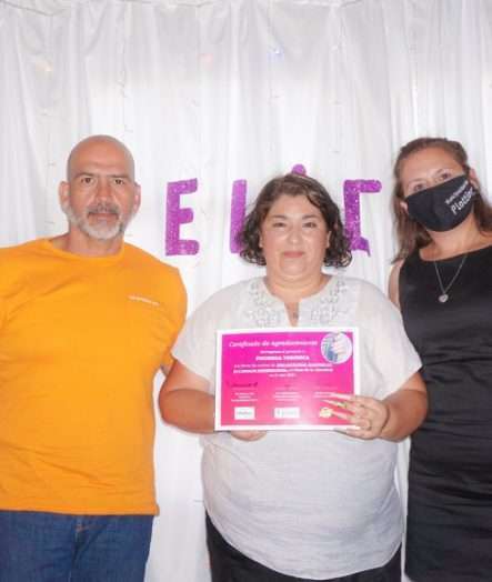 16 JÓVENES RECIBIERON SU CERTIFICACIÓN EN MANICURA
