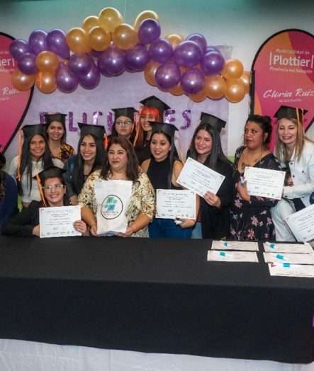 UNA NUEVA ENTREGA DE CERTIFICADOS A LAS PERSONAS QUE REALIZARON CURSO DE PESTAÑAS, CEJAS Y UÑAS