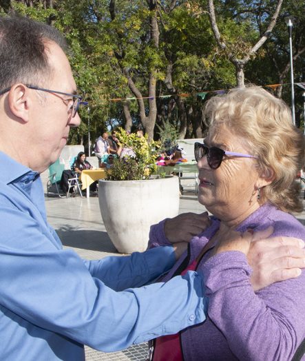 Bertolini acompañó una jornada de adultos mayores en la Plaza San Martín