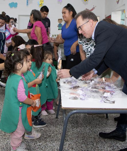 Bertolini entregó paletas de chocolates a los infantes del Centro de Cuidados Infantiles “Pequeñas Maravillas”