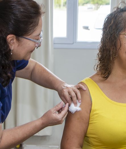 Adultos mayores recibieron la vacunación anual contra la gripe