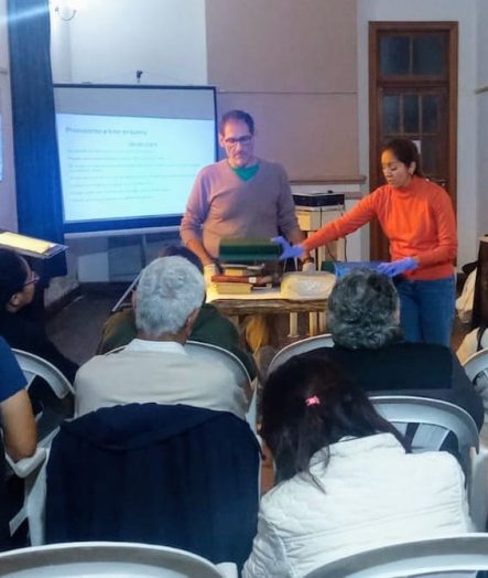 Bibliotecólogos brindaron un taller de preservación de libros para los vecinos de Plottier