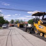 Avanza el plan de asfalto en Plottier: comenzó la pavimentación de calle Favaloro