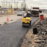 El bacheo en Plottier continúa y se refuerza con dos empresas trabajando en simultáneo.